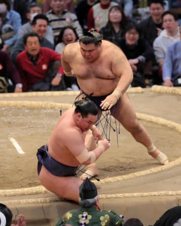 新横綱豊昇龍が3敗目、高安に押し倒しで敗れる　高安と大関大の里、平幕美ノ海が7勝でトップに並ぶ　大関琴桜は5勝目