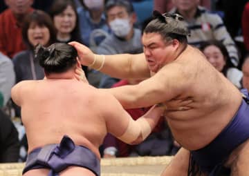 高安が2年半ぶり金星　横綱豊昇龍を右手一本で押し倒し「いい相撲が取れて達成感」　7勝目に「痛いところもない。ベストを尽くして頑張りたい」