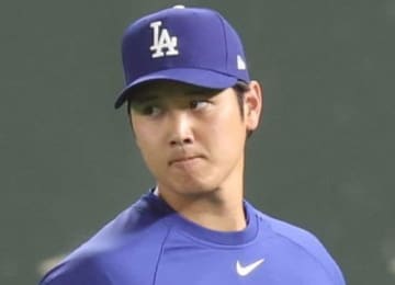 大谷翔平　オシャレな着こなしで球場入り　珍しいグリーンのジャケットに白のインナー　笑み浮かべ関係者とグータッチ