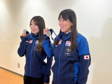 スピードスケート日本代表が世界距離別選手権から帰国　女子団体追い抜き2位の佐藤「3人の力を100％発揮できなかった」