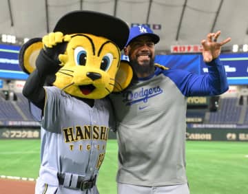 阪神　なぜ！？トラッキーがMLB開幕戦の試合後に出没　テオスカーと仲良く記念撮影　巨人のジャビットも