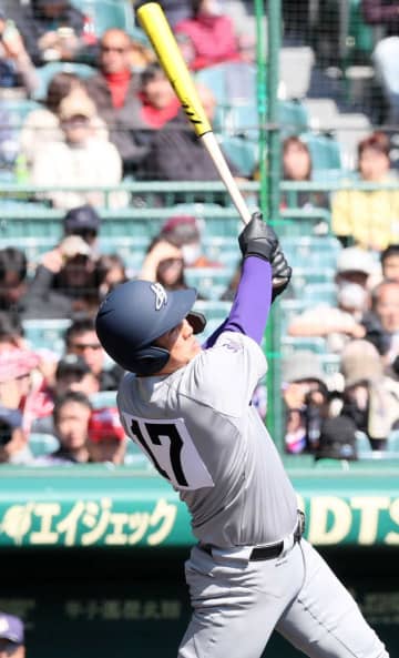 大谷先輩やりました！花巻東　背番号「17」赤間が先制の決勝二塁打　左投げ右打ちの外野手＆投手兼任