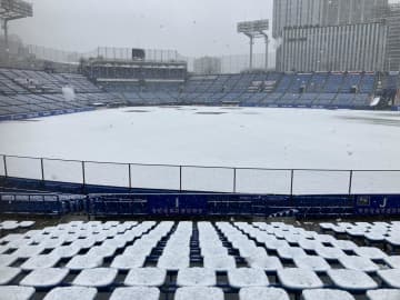 神宮球場が真っ白！雨→大雪でグラウンドに積雪　阪神－ヤクルトのOP戦は天候不良で中止に