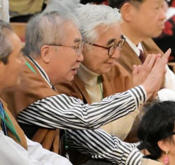 「いらっしゃーーい！」熱戦春場所　土俵下に81歳大物落語家登場で騒然　93歳俳優と並んで熱視線　ネット沸く「砂かぶりにすごい2ショット」