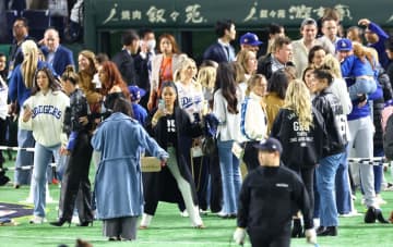 ドジャース奥さま会　東京D恒例の集合写真は第1戦後に　チームは試合後に空港直行で帰国　別行動の奥さまにも配慮