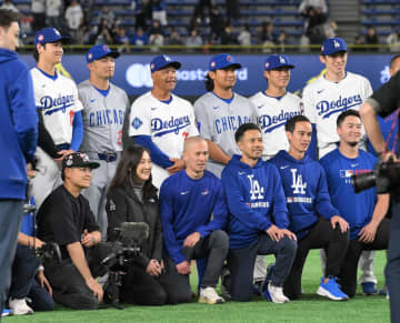 ロバーツ監督が異例の行動　会見終了後に自らマイクを握り「東京の皆様に本当に感謝したい」壇上で頭を下げる