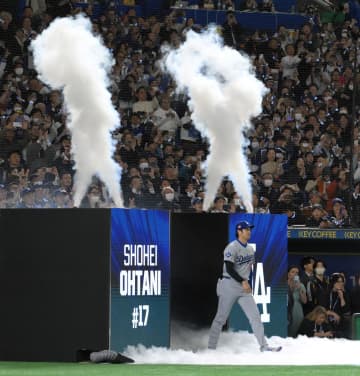 MLB公式でも紹介された日本人気モデル　開幕戦に姿！どえらい美しさがレベチ　国歌斉唱に「感動」