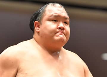 北勝富士　右膝の痛み悪化に苦悶　自力では歩けず付け人の肩を借りる　無念11敗目で三役経験者が十両残留厳しく