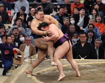 初V目前の高安が痛恨の3敗目　表情ゆがめる　場内にため息　優勝の行方は千秋楽へ