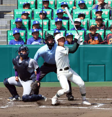 二松学舎大付の永尾が七回に反撃の2ラン　大会第2号アーチは今大会初の柵越えホームラン　1回戦では金属バット導入後初柵越えなし