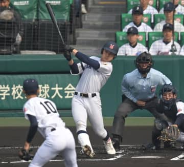 プロ注目の横浜・阿部葉が甲子園の右中間へ大会3号の先制3ラン