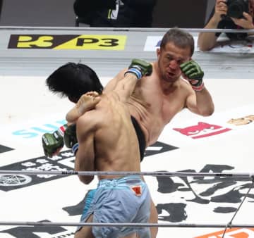 桜庭和志の息子、桜庭大世が一本負けでRIZIN初黒星　UWFレジェンド・中村大介の腕ひしぎ逆十字に沈む