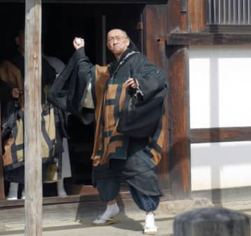 【東大寺お水取り2025】施しに鹿や鳥も集い「生飯投げ」