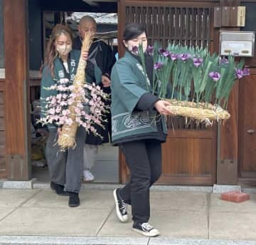 奈良の薬師寺・花会式「お花取り」　本尊に備える造花を1年かけ準備　増田家と橋本家が丹精込めて