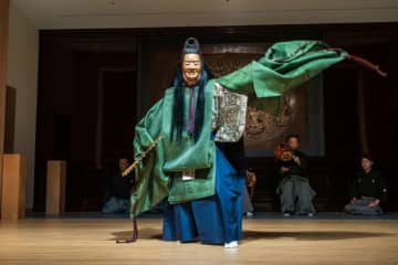 迫力の舞で観客魅了　聖武天皇祭で「東大寺慶讃能」