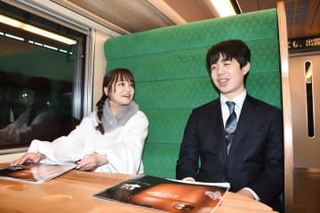 藤井聡太七冠、新型やくも「初乗車」　最新技術に感心「将棋の駒に例えると、一番守備力が高い『馬』」　フリーアナ久野知美さんも　島根県出雲市