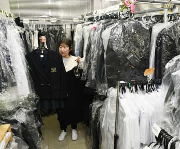 学校の制服値上げでリユース注目　山陰両県　定価より3～5割安く、取扱店で一部在庫不足も