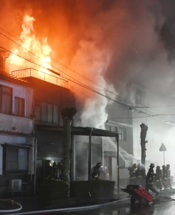 鳥取市の繁華街でアパート火災　1人が搬送、喉のやけどや一酸化炭素中毒の疑い