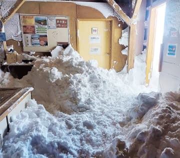 山の避難小屋退出時、扉を開けっぱなし？　中には1．8メートルの雪、一時使用不能　知識不足の登山者増加　山岳関係者が注意喚起　鳥取県