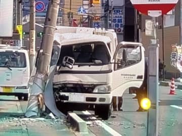 パッカー車が電柱に衝突　運転していた男性が重傷　岐阜市