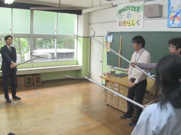 学校で不審者の侵入を想定した訓練　教職員がさすまたの使い方など学ぶ　岐阜市の白山小学校