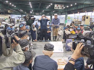 岐阜市中央卸売市場で天然鮎初競り　最高値1キロ4万円