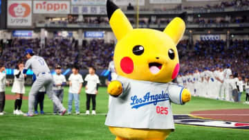 MLB東京シリーズでピカチュウがやりたい放題の大暴れ。海外リポーターへのいたずらに「ピカまみれ」「あざと可愛い」の声