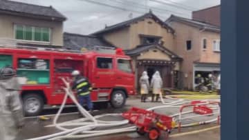 【速報】高岡市で住宅火災　消防が消火活動中