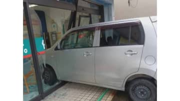 ペダル踏み間違えたか…70代男性運転の車が薬局に前から突っ込む 店のガラスが割れて飛散もケガ人なし