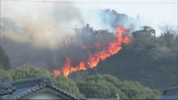 【速報】今治市で山林火災の発生 燃え広がり消火活動続く 警察は付近住民に避難呼びかけ