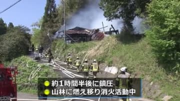 「パンパンと音がして火の手が上がった」福井市笹谷町の住宅火災　山林に燃え移り、消火活動続く　1人暮らしの高齢男性はけがなし