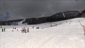 寒すぎなくていい？　まだまだ雪がたっぷり　ゲレンデには春スキーを楽しむ人　＜福島・磐梯町＞