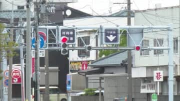 路線バスと軽自動車が正面衝突　時間帯で中央線が変わる道路で…軽自動車の運転手と同乗者が救急搬送　新潟・西区