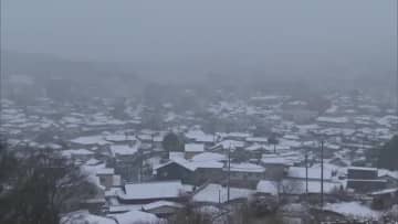 津山市で１３年ぶりに “３月の積雪”午前７時で４センチを観測　走る車も雪をかぶり真っ白【岡山】