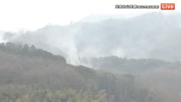 避難所では多くの不安の声…岡山市南区山火事現場近くから中継　２４日中の鎮圧目指し消火活動続く【岡山】