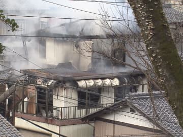 住人の80歳女性が死亡か…木造住宅など2棟が全焼する火事 焼け跡から性別不明の遺体 同居の息子は外出中で無事