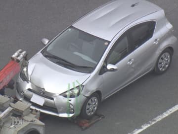 女性客がガラスで額切ったか…高齢男性運転の車が軽乗用車にぶつかり書店に突っ込む「バックギアが入っていなかった」