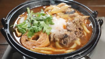 土曜夜だけの限定営業…唯一無二のレアローカルフード『あかどろ麺』店主が会社員との二刀流で届ける“母の味”