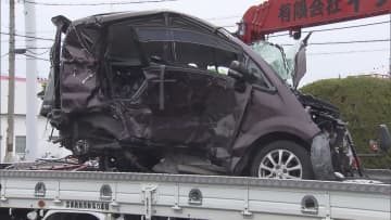 早朝の交差点で…タンクローリーに後ろから軽乗用車がぶつかりさらに後続車が衝突 軽の運転手の27歳男性が死亡