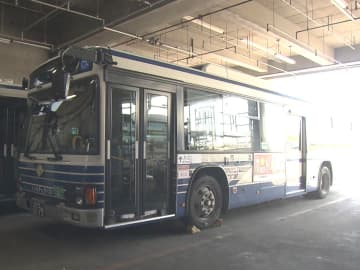 救急車に進路譲った車に気付くのが遅れたか…市バスが急ブレーキかけた弾みで男性客2人が転倒しケガ