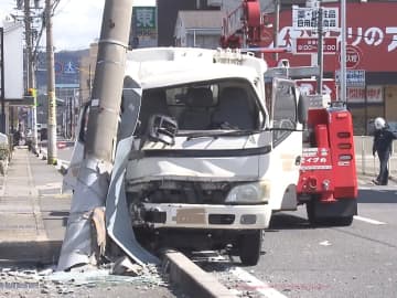 交通量多い道路で反対車線側へ…ゴミ収集車が単独で電柱に突っ込み根元から傾く 運転手を搬送