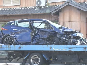 朝の交差点でワンボックスカーと衝突 乗用車を運転していた30代位の男性が死亡 相手の33歳運転手もケガ