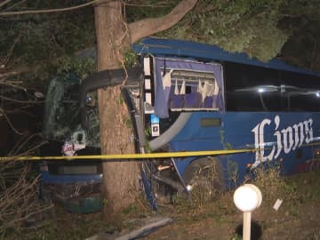 中央線越えて道路の脇へ…国道を走行中の夜行バスが防風林に突っ込む 計22人が搬送され運転手の50代男性が死亡