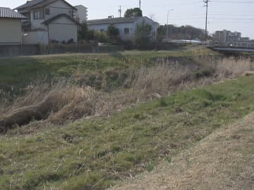 パトカーの追跡から逃走していた2人乗り原付バイク 細い路地に入ったあと川へ転落 17歳の少年2人が重傷