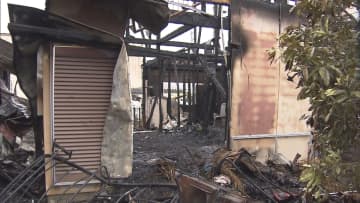 火元の家など3棟全焼か…住宅7棟が焼ける火事 焼け跡から性別不明の1人の遺体見つかる 70代男性と連絡取れず
