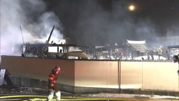 住職の86歳母親が転んでケガ…寺の敷地内にある住宅が全焼する火事 本堂につながる渡り廊下の一部も焼損