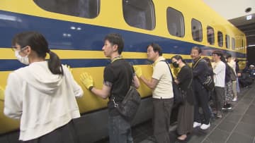 リニア・鉄道館に展示の『ドクターイエロー』引退した“T4編成”に引き継ぎ ファンが押して移動「感謝の気持ちで」