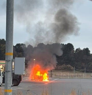 「走行中に煙が…」コンビニ駐車場で軽乗用車が全焼 山口・宇部市