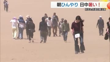 鳥取砂丘は30℃超の暑さ…熱中症警戒しながら散策　上着は必要？大きな寒暖差に市民も困惑（島根・鳥取）