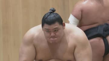 大の里 冷静な相撲で宇良に勝ち2敗守る 大相撲春場所11日目